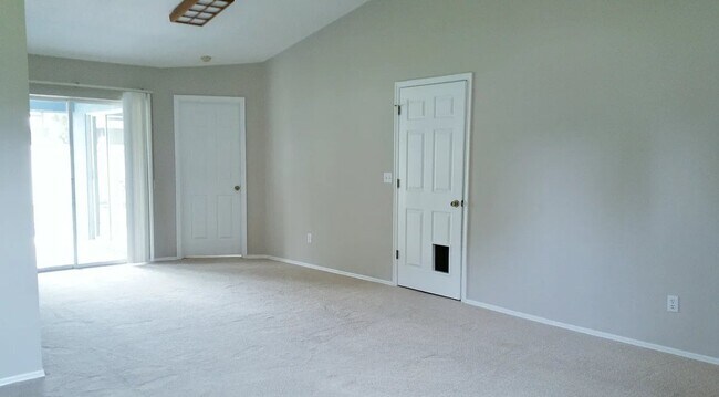 Photo - 415 48th St W