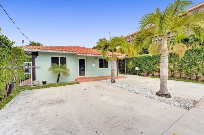 Building Photo - 2747 SW 17th St Unit 0