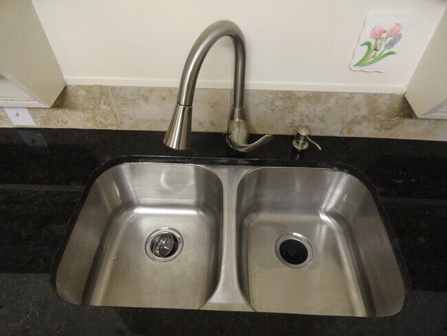 Photo - 1405 Robin Ln