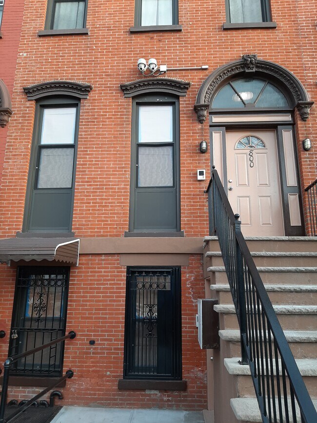 Front of Building - 800 Ocean Ave Unidad Apt. #1