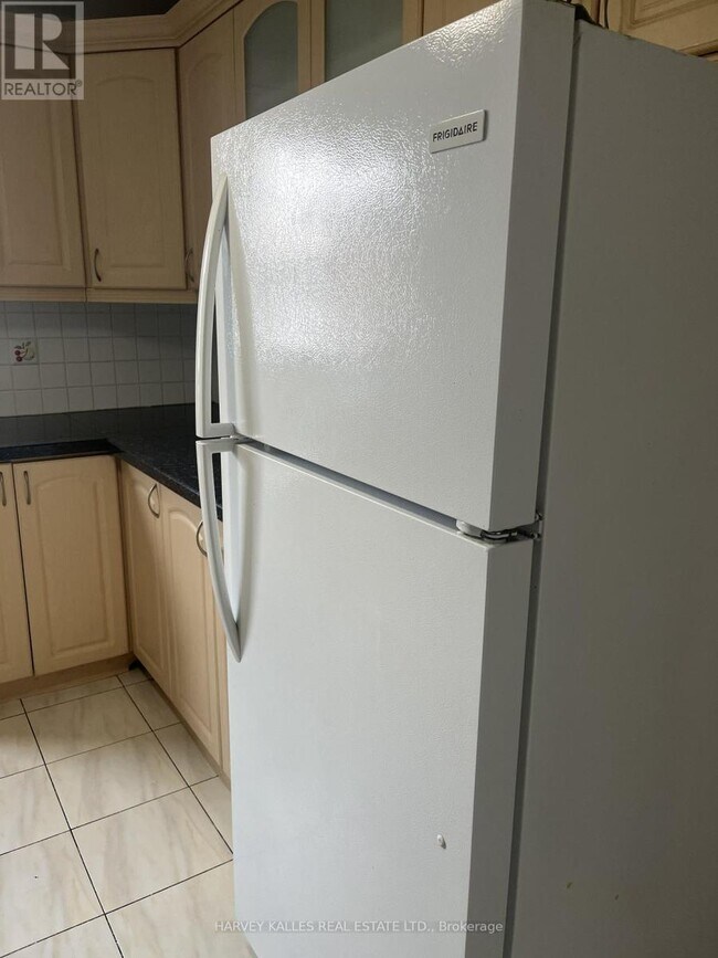 Photo - 916 Bloor St W