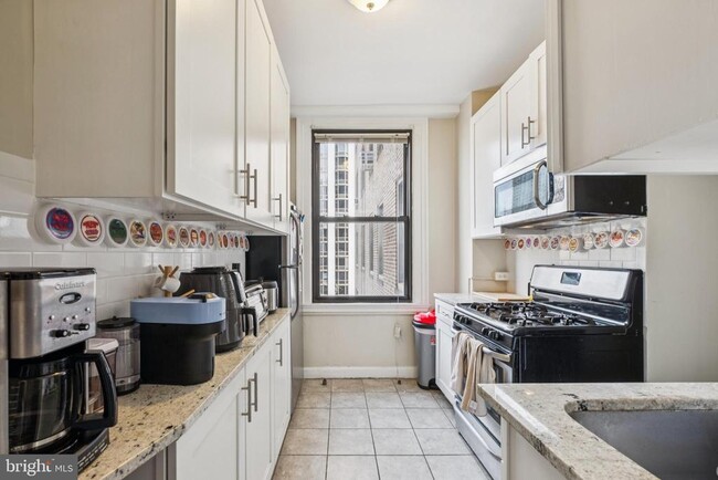 Building Photo - 2031 Locust St Unit 702