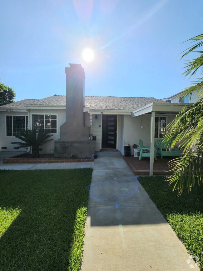 Building Photo - Spacious North Hollywood Home with Guest S...