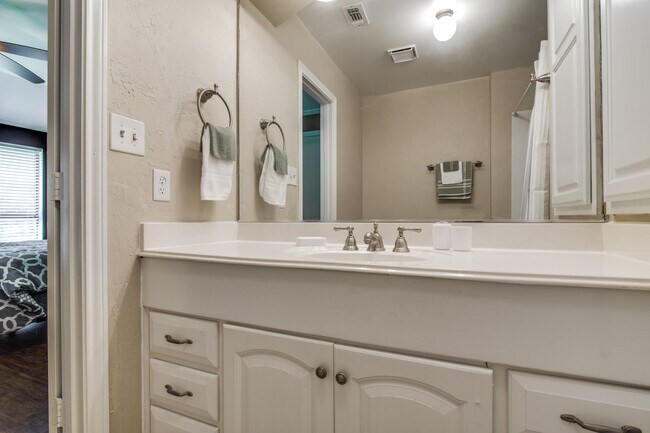 Photo - 2015 Stradivarius Ln