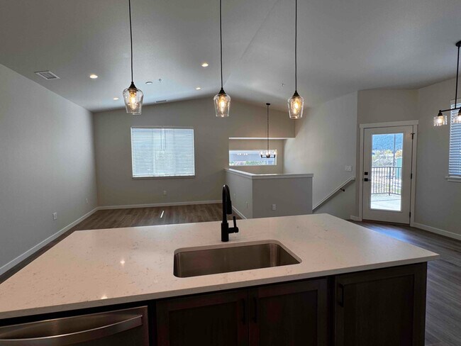 Photo - 896 E RR Ave