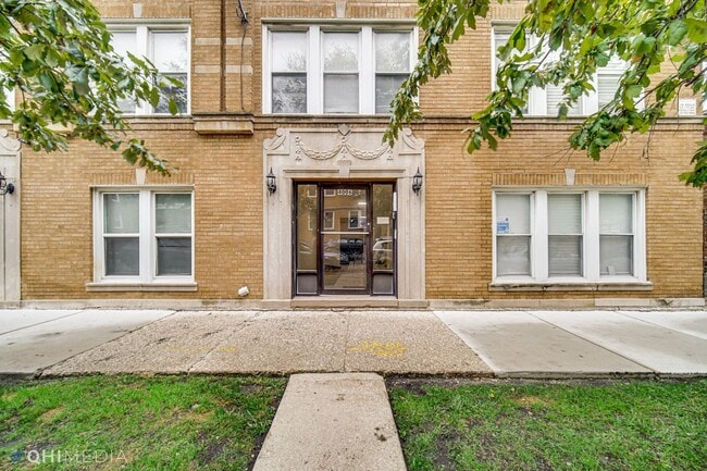 Building Photo - 4006 W Nelson St Unit 6B