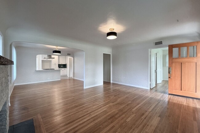 Photo - 431 Deodar Ave