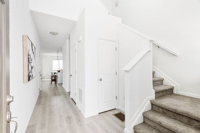 Photo - Spacious 3 Bedroom, 3 Bath Townhome located in Arapahoe County available for Summer Move In for t...