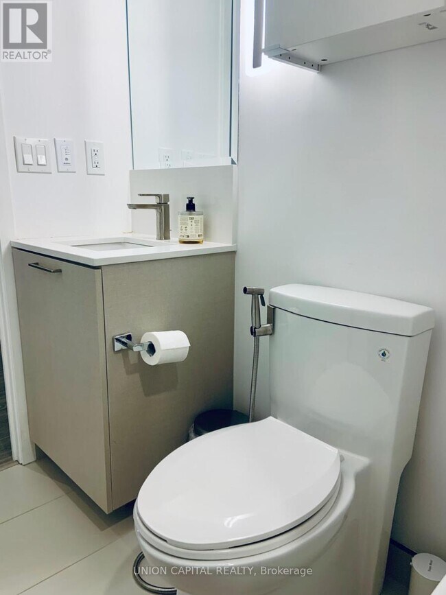 Photo - 19 Western Battery Rd Unité 905