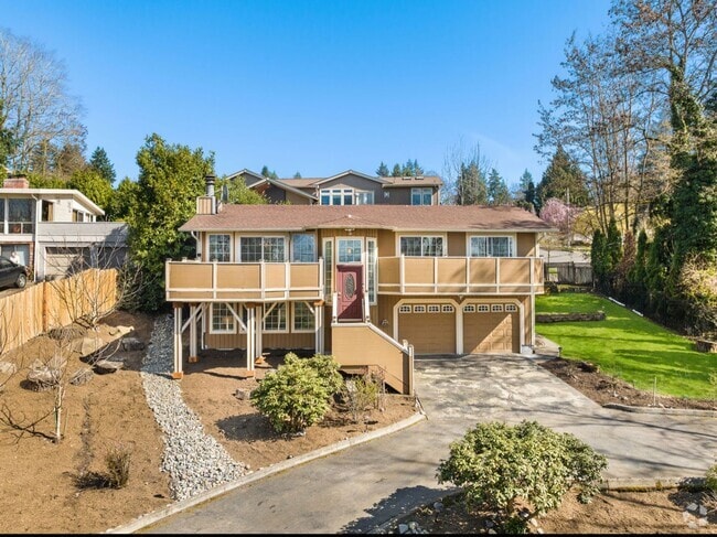 Building Photo - Luxurious home with tasteful updates throu...
