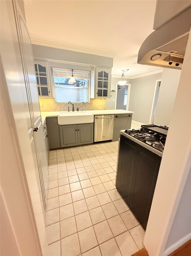 Photo - 4833 Hazelton St