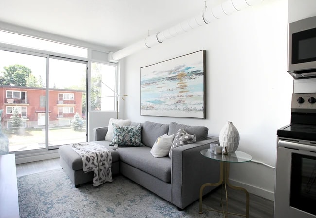 Photo - 270 E Spadina Rd