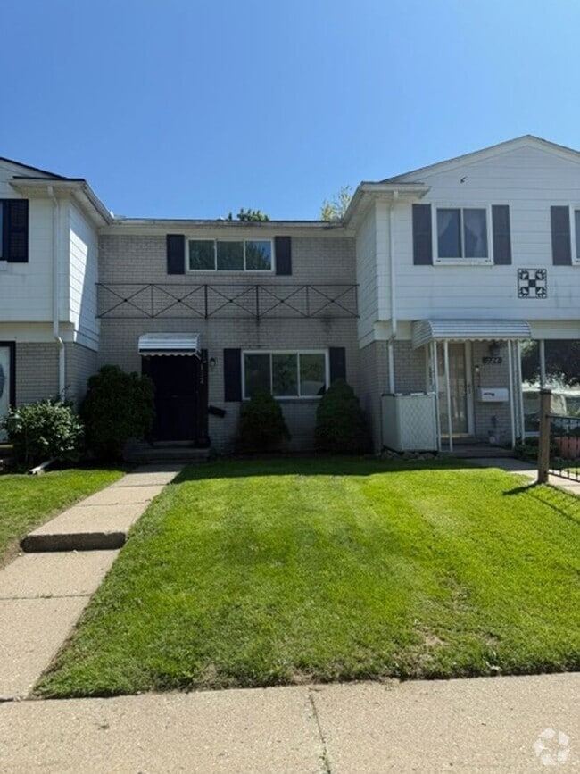Building Photo - 2 bedroom 1.5 bathroom townhouse - Availab...