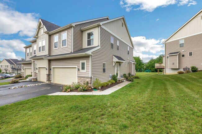 Photo - Stunning 3-Bedroom Townhouse with Finished...