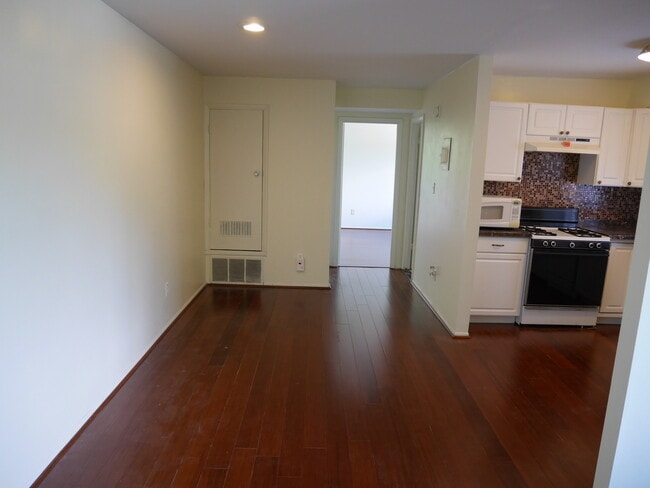Photo - One Bedroom Condo located in Gardens At Owings Mills! - RENT SPECIAL Unidad L