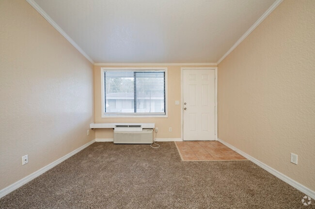1 BD, 1 BA, 576 SF - Living Room