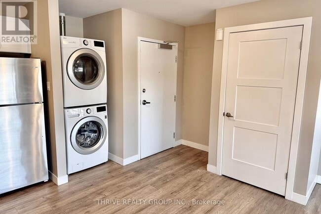 Photo - 1277 Commissioners Rd W Unité 201