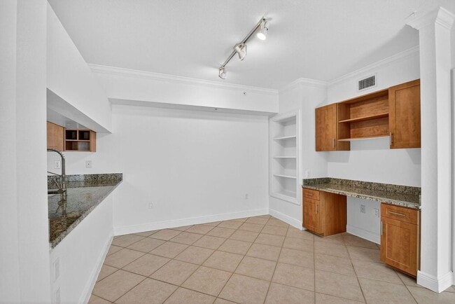 6511 Emerald Dunes Dr Unidad 305