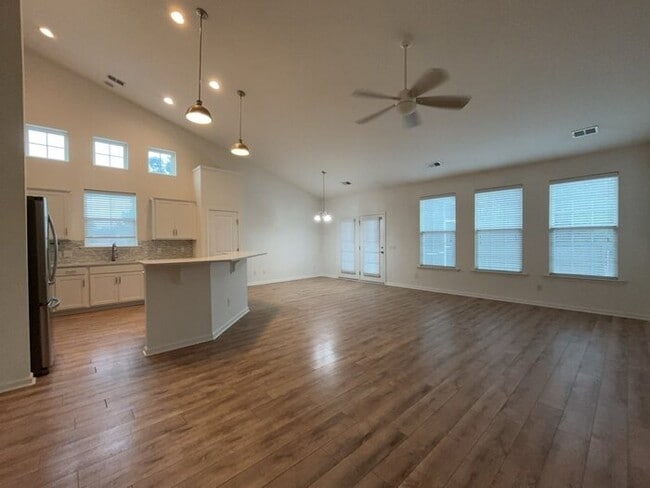 Photo - 3084 Adventure Way