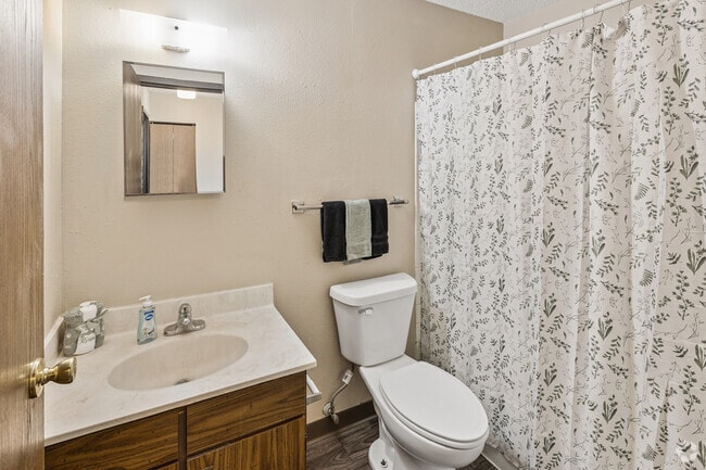 2BR, 1BA - 825SF - Bathroom