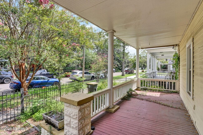 Photo - 424 E 6th St