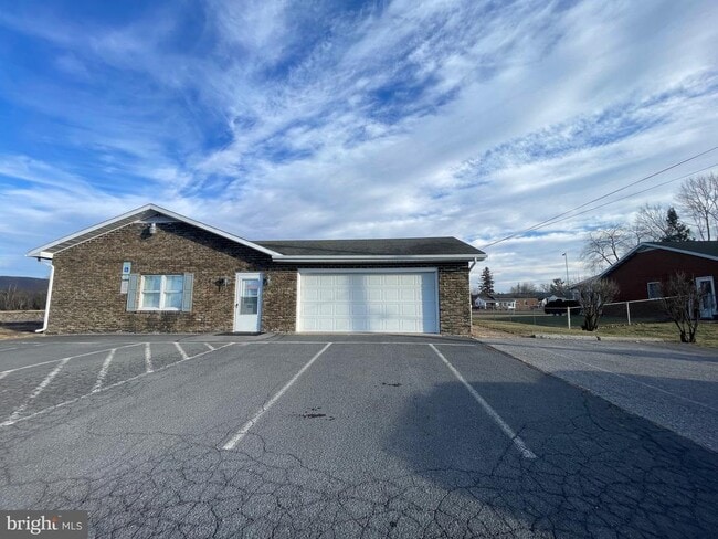 Photo - 4124 Lincoln Way E