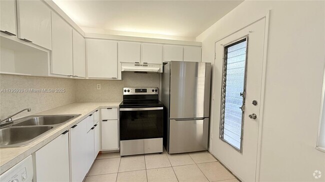 Building Photo - 1302 NE 191st St Unit A118 Rental