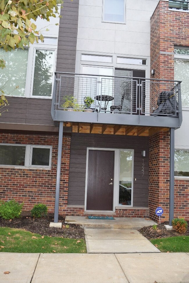 Building Photo - 1247 W 75th St