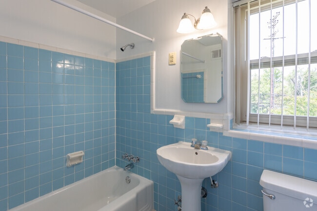 1BR, 1BA - 790 SF