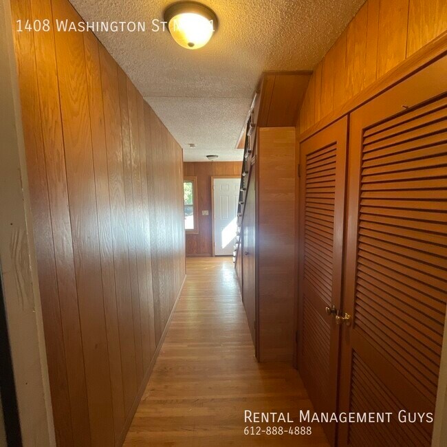 Photo - Very Nice 2 Bedroom! Garage and Laundry In... Unidad 1