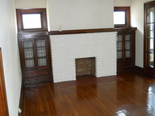 Building Photo - 2143 Eldred Ave Unit 2 Rental