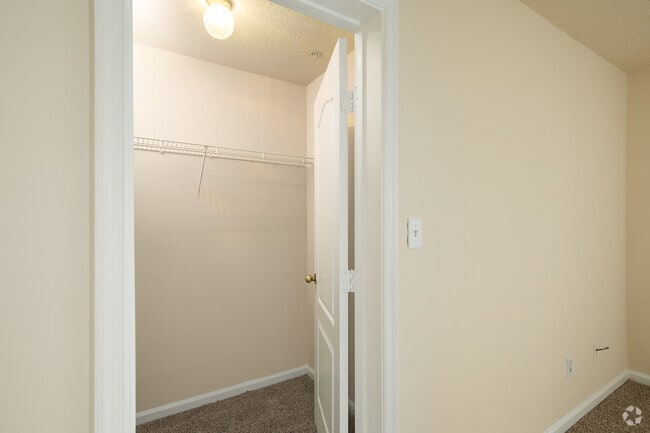 3BR, 2BA - 966SF-Walk in Closet