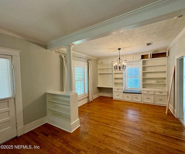 Photo - 3649 Walsh St