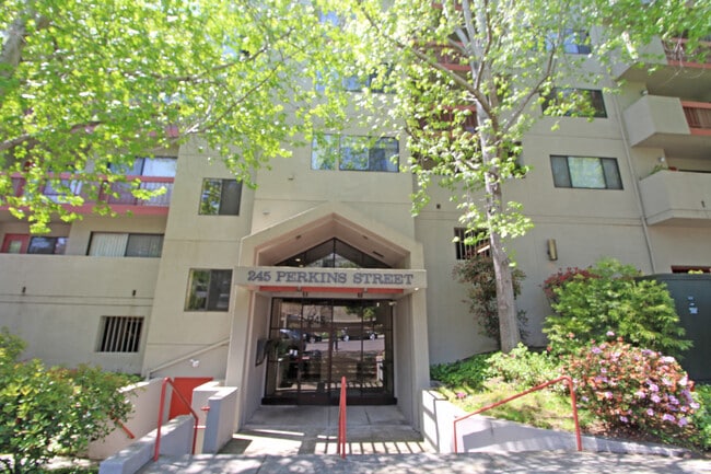 Building Photo - Spacious Adam's Point Condo Available NOW! Unit 47