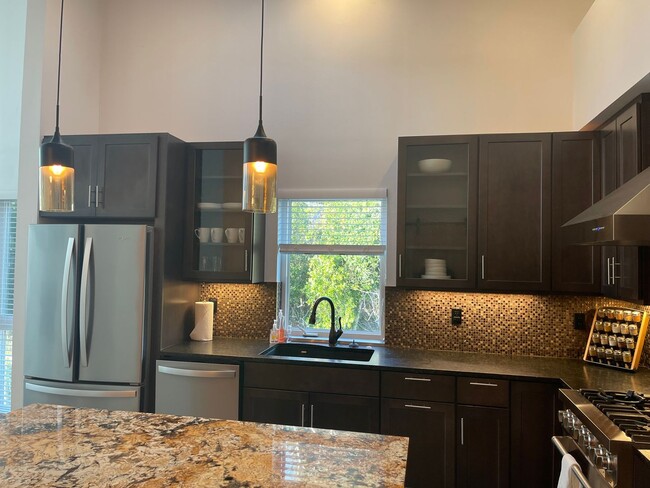 Photo - Attention Traveling Professionals House