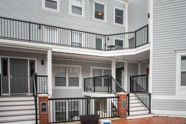 33 Deer St