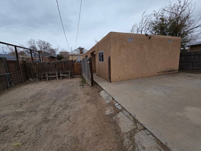 Building Photo - 915 Walter St SE Unit C