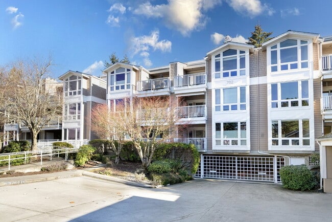 Building Photo - 702 Kirkland Way