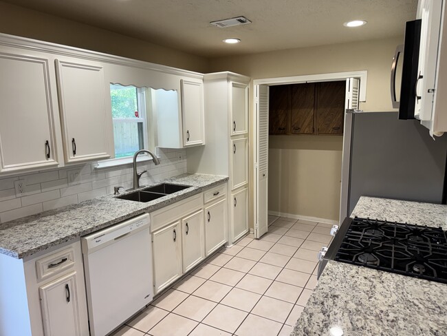 Photo - 9811 Charter Ridge Dr