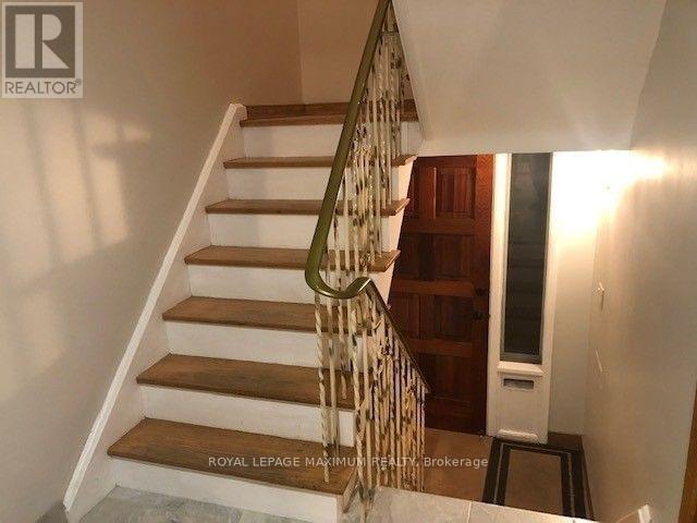 Photo - 452 Harvie Ave