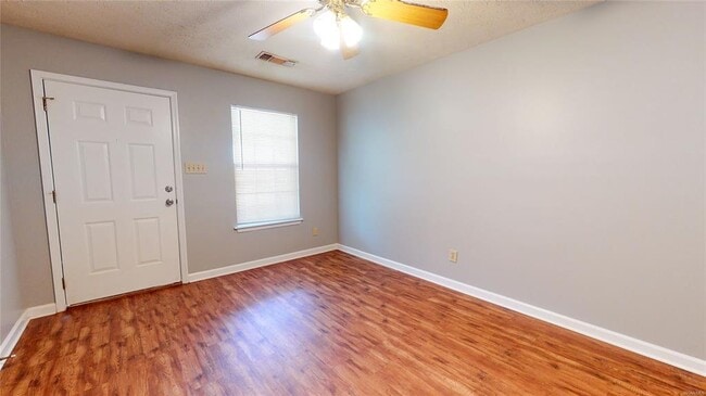 Building Photo - 169 E 6th St Unit C Rental