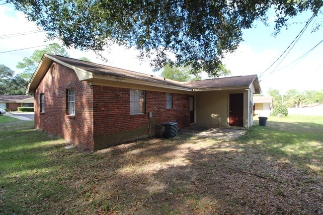 Photo - North Pensacola 2BR Duplex Near UWF & I-10 with All-Electric Living, Eat-In Kitchen & Washer/Drye... Unidad I1