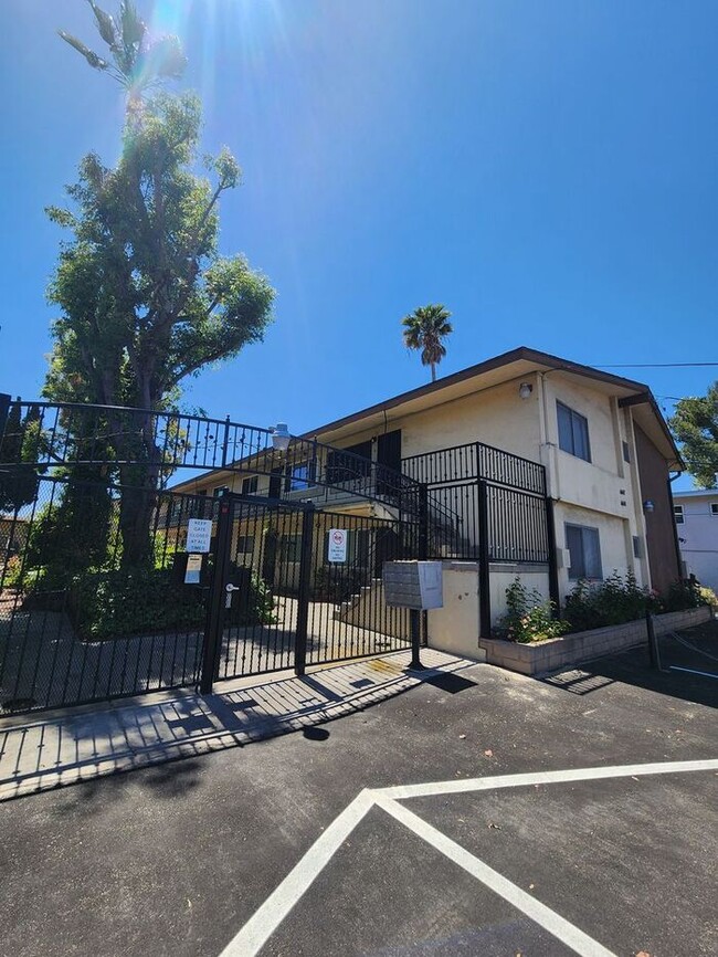 Building Photo - $1000 REBATE!SPACIOUS 2BR/1BA Unit with pr... Rental