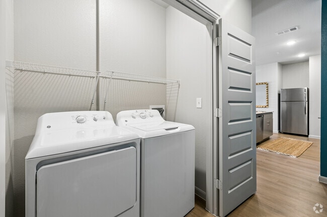 2BR, 2BA - 996SF - Laundry Closet