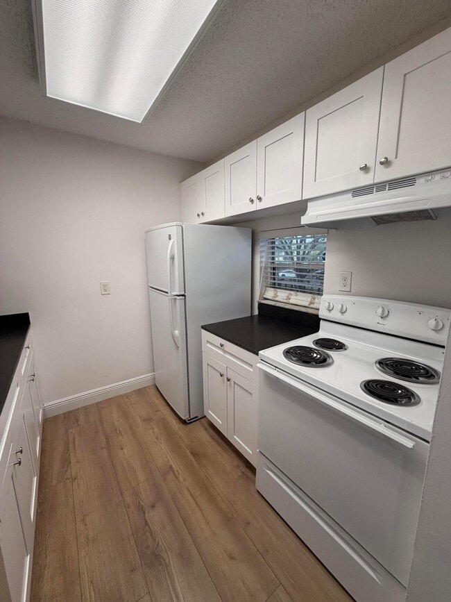 Building Photo - 8720 N Sherman Cir Unit 205