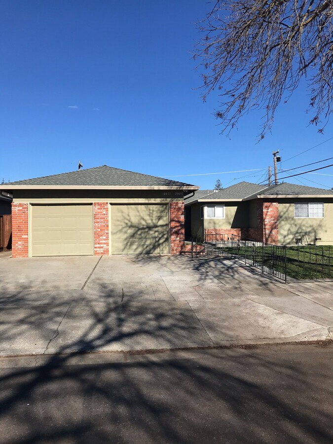 Remodeled large 3 bdrm,2 bath single story duplex with one car garage, indoor laundry room. New! - 2075 Willester Ave Casa