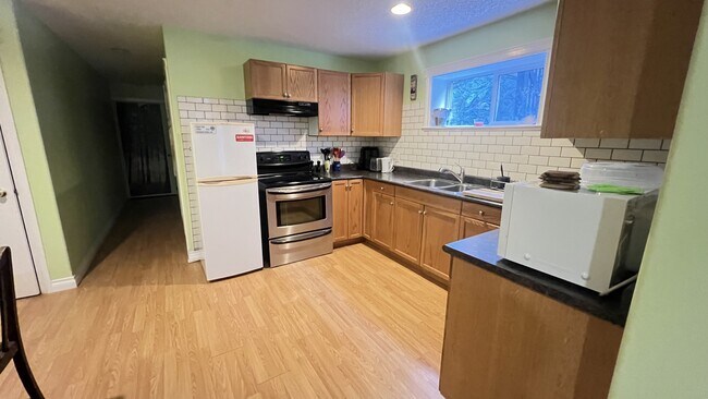 Photo - 665-665 Admirals Rd