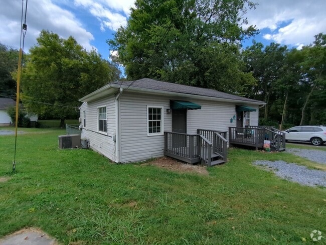 Building Photo - 900 Carline Rd Unit Apt A