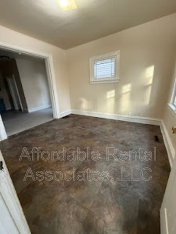 Building Photo - 1240 W Washington St Unit Lower Front