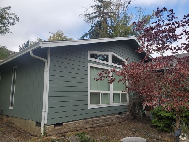 Building Photo - East Roseburg 3 bedroom 2 bath close to Ea... Rental
